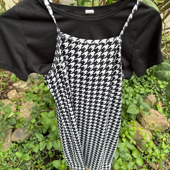 Black and white houndstooth jumper and black pullover. - Picture 1 of 2